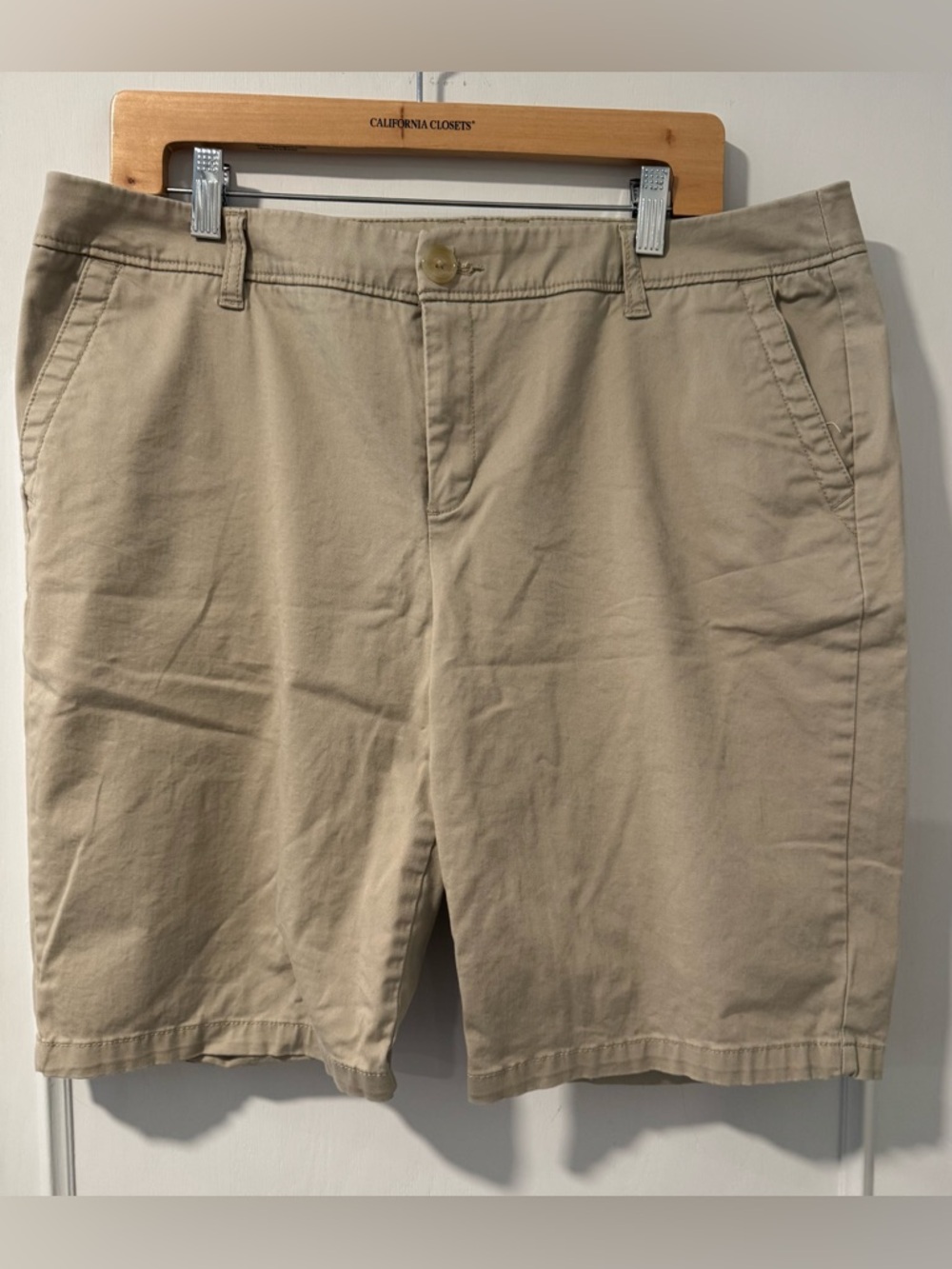 Liz Claiborne Long Khaki Beige Classic Bermuda Shorts w/Back & Side Pockets - 14